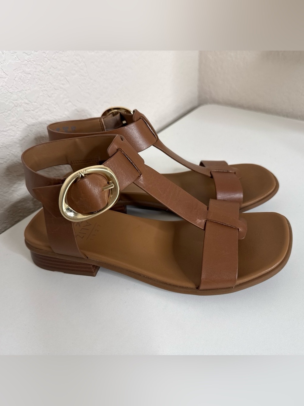 Naturalizer Brandy English Tea T-Strap Gold Buckle Sandals Size 7.5 Comfort Shoe
